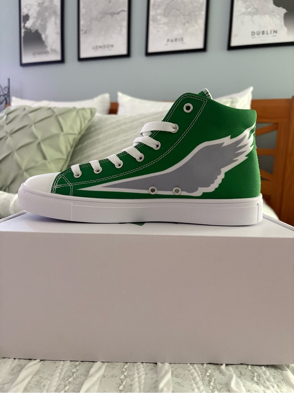 Green High-Top Women’s Sneakers with Silver Wing Accent - Size 8.5